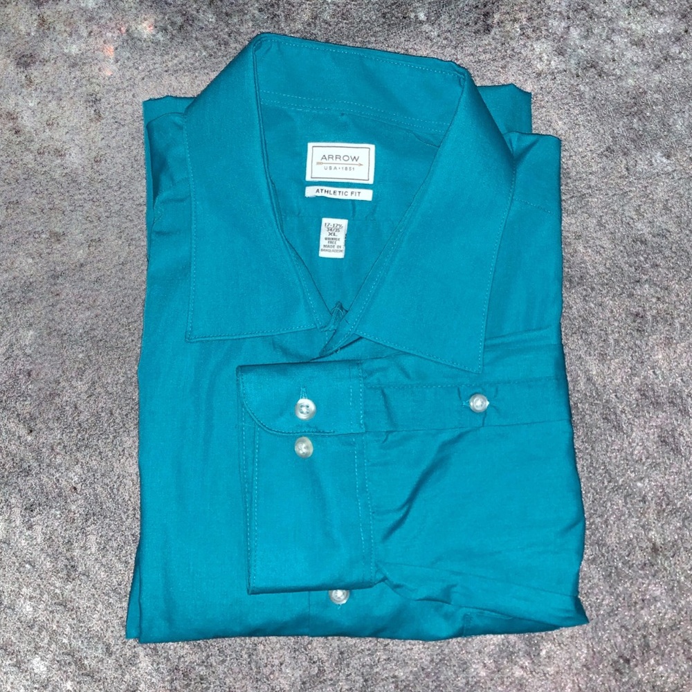 Men’s athletic fit dress shirt.